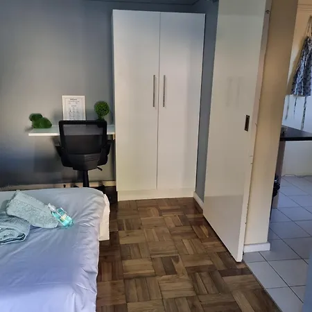 A House With A Separate Entrance And Kitchen Kaapstad Buitenkant foto