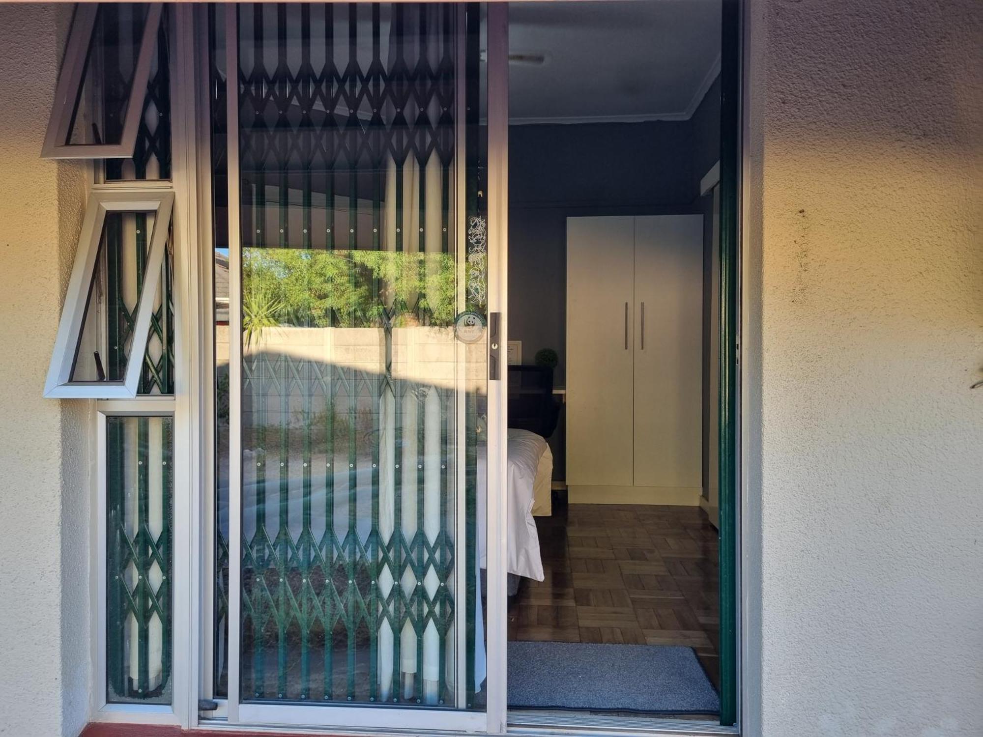 A House With A Separate Entrance And Kitchen Accommodatie bij particulieren Kaapstad